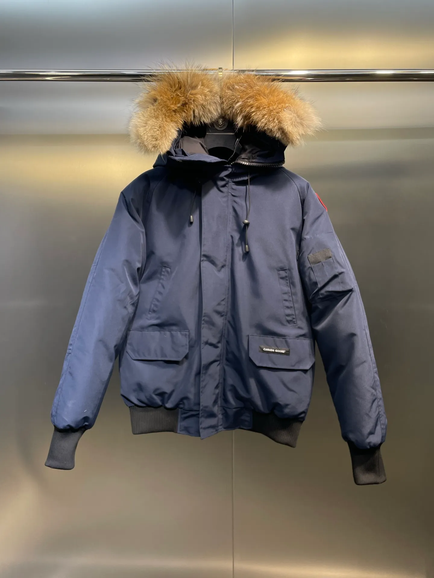 P780 high-end version Canada Goose Canada Goose #Chilliwack 7999M bomber jacket short down jacket/01 model #Men and Women Same Style# ➖ Genuine synchronous anti-counterfeiting chip sensor! ➖ Imported 21S polyester-cotton blended original fabric [last year’s 16S/18S hard fabrics have been completely eliminated, this year all use 21S genuine synchronous fabrics, the soft mid-strap feels delicate and textured], genuine synchronous Feather-Light 10D waterproof coating fabric, made of 84.5 polyester fiber and 15.5 cotton, 100% the best feel in the entire network! ➖ The genuine official website is synchronized with the national standard 80 white duck down, you can check the official website customer service, there will never be a series of misleading claims such as 90 down or goose down! ➖ Using the best nylon lining with double double-layer sealing design, velvet-proof No. 7 needle + grid-filled down ready-made garments, there is 100% no so-called velvet running! ➖ The cuffs are designed with thickened seamless threads, and the collar and pockets are lined with top-quality polar fleece to keep you warm and comfortable! ➖ Yoshida YKK provides original custom-made electroplated sliders. YKK two-way lockable zippers are tight and smooth and will not peel off paint! ➖ 3M composite guarantees that the Velcro is the same as the original, durable, and all accessories and hardware are custom-made! ➖ Imported BEHRINGER embroidery machine to customize the 10,000-needle embroidery logo, 98% of which can be reproduced to restore the original logo. You can check and compare on the official website! ➖ The fur collars are all made of large pieces of Western Canadian blue wolf hide, ensuring that each fur collar is 13-15cm wide!   Size:XS-XXL